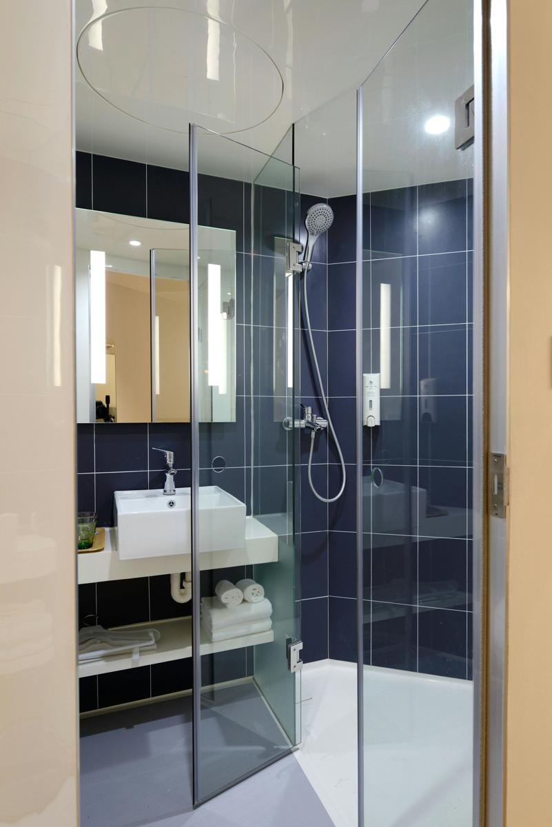 modern bathroom-f56af1121cf744b582f1a94766d2f416.jpg modern bathroom