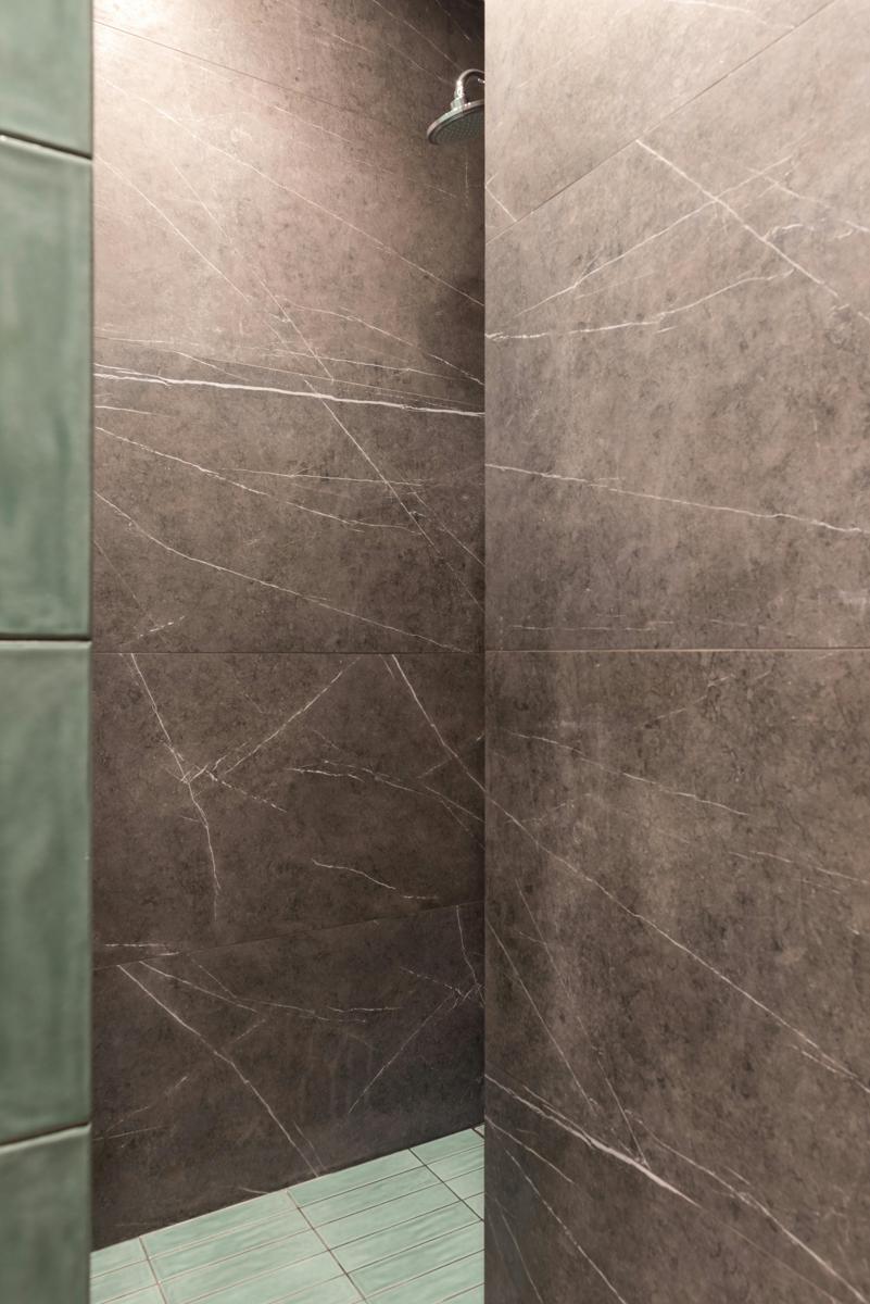 modern bathroom-f56af1121cf744b582f1a94766d2f416.jpg modern bathroom
